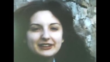 Madrid, İspanya Haziran 1970: Dağlardaki çocuklar 70 'lerde eğlenmekten mutlu.