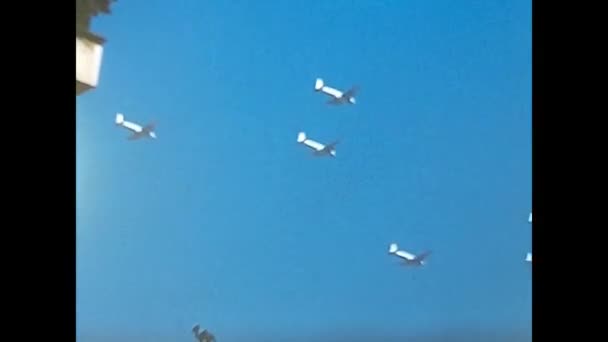 1970年6月7日 70年代 一队飞机在空中飞行 — 图库视频影像