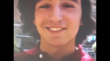 Madrid, İspanya Haziran 1970: 70 'lerde parkta köpekli çocuklar oynuyor.