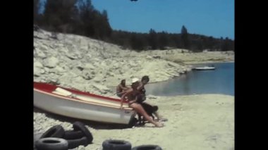 Madrid, İspanya Haziran 1970: 70 'lerde İspanya' da gölde köpekli insanlar