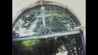 Madrid, İspanya 1970: 70 'lerde İspanya' da bir kilise ya da mezarlığa giriş