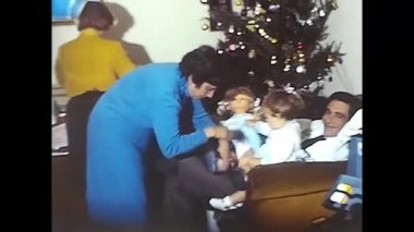 Madrid, İspanya Haziran 1970: 70 'lerde Noel zamanı evde aile anları