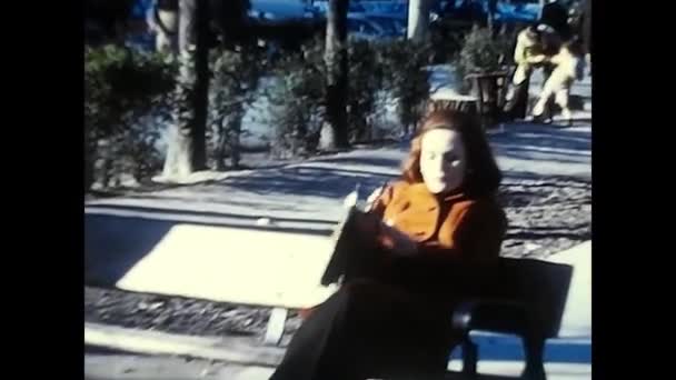 Madrid España Junio 1970 Mujer Embarazada Parque España Los Años — Vídeo de stock