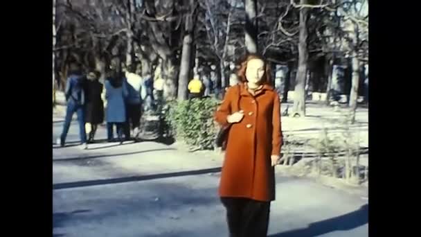 Madrid España Junio 1970 Mujer Embarazada Parque España Los Años — Vídeo de stock