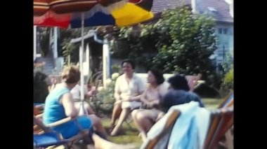 Rennes, Fransa Mayıs 1970: 70 'lerde Fransa' da insanlar bahçede şemsiyelerle dinleniyorlardı.