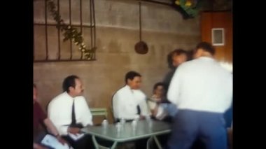 Rennes, Fransa Mayıs 1970: 70 'lerdeki bahçe büfesi partisindeki insanlar