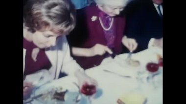 Lyon, Fransa Şubat 1970: 70 'lerde Fransa' da öğle yemeğinde oturan insanlar