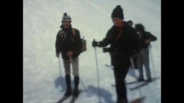 Grenoble, Fransa Aralık 1970: 70 'lerde Fransa' da kayak merkezindeki insanlar