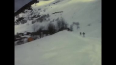 Grenoble, Fransa Aralık 1970: 70 'lerde Fransa' da kayak merkezindeki insanlar