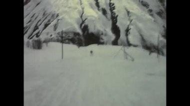 Grenoble, Fransa Aralık 1970: 70 'lerde Fransa' da kayak merkezindeki insanlar