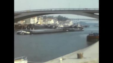 Oise, Fransa Haziran 1970: 70 'lerden kalma nehirde insanların olduğu bir tekne.