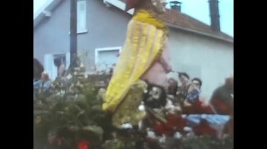 Amien, Fransa, Haziran 1970: 70 'lerde Fransa' da bir geçit töreninde madalya almış insanlar