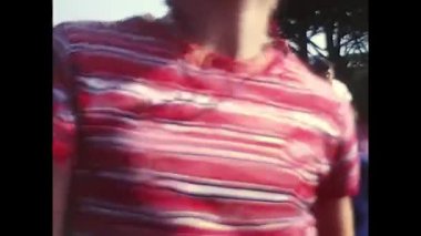 Thesembert, Fransa Mayıs 1970: 70 'lerde Fransa' da plaja giden bir grup insan