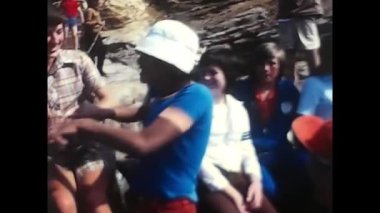 Thesembert, Fransa Mayıs 1970: 70 'lerde erkekler ve kızlar Fransız sahillerinde kayalıklarda eğleniyorlardı.