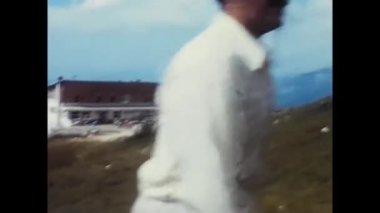 Semnoz, Fransa Mayıs 1970: 70 'lerde Fransız dağlarında köpek gezdiren insanlar