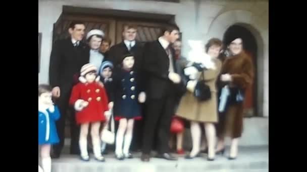 フランス モンペリエ1970年10月 70年代のフランスでの儀式の後に教会を去る人々 — ストック動画