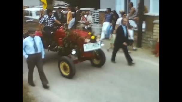 1970年6月フランスのアミアン70年代のパレードで装飾された山車の上の人々は — ストック動画