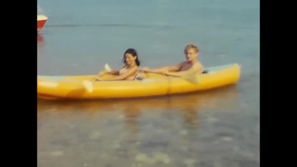 1970年6月 70年代 一个男孩和一个女孩在海里划船 — 图库视频影像