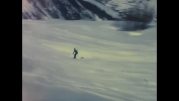 フランス グルノーブル1970年12月 人々は70年代のフランスの雪の中でスキー — ストック動画