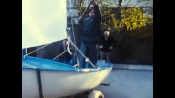 フランス1970年5月 ボートを乗せたカートと70年代の列を装った少年 — ストック動画