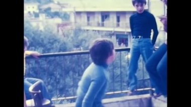 Palermo, İtalya Mart 1970: evin balkonundaki çocuklar 70 'lerde eğleniyor.