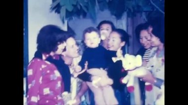 Palermo, İtalya Mart 1970: Çocuklu kadınlar 70 'lerdeki bir partide