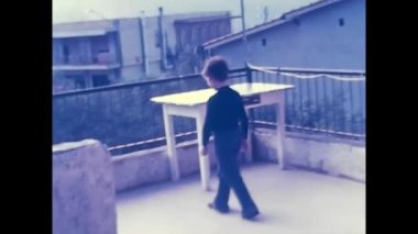 Palermo, İtalya Mart 1970: 70 'lerde evin balkonunda bir kızla oğlan