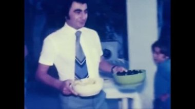 Palermo, İtalya Mart 1970: insanlar 70 'lerde midye yiyorlar