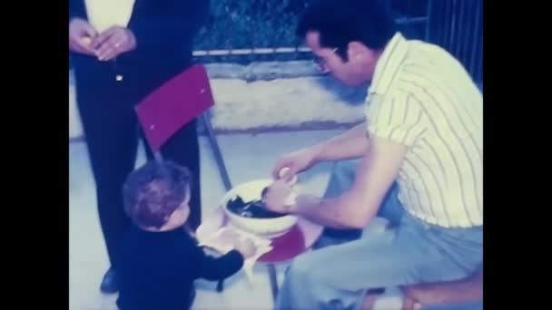 Palermo Italy March 1970 Seated Man Eating Mussels 70S — Vídeo de stock