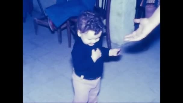 Palermo Italia Martie 1970 Băiatul Mănâncă Midii Bea Bere Anii — Videoclip de stoc