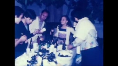 Palermo, İtalya Mart 1970: insanlar 70 'lerdeki bir aile partisinde içki içiyorlar