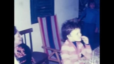 Palermo, İtalya Mart 1970: çocuklu insanlar 70 'lerdeki bir partide köpüklü şarap içiyorlar