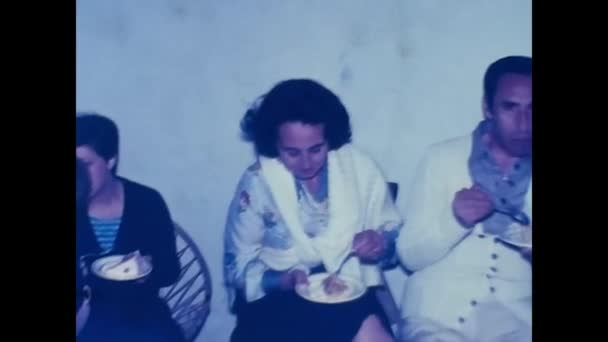 Παλέρμο Ιταλία Μάρτιος 1970 Άνθρωποι Τρώνε Κέικ Ένα Πάρτι Της — Αρχείο Βίντεο
