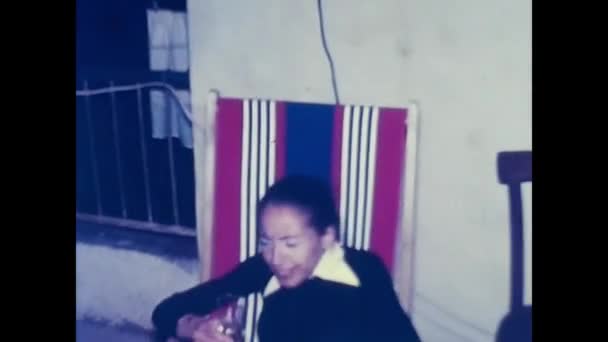Παλέρμο Ιταλία Μάρτιος 1970 Άτομα Παιδί Πίνουν Αφρώδη Οίνο Πάρτι — Αρχείο Βίντεο
