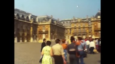 Parigi, Fransa, Mayıs 1970: 70 'lerde Fransa' da turistlerin bulunduğu tarihi binalar ve müzeler