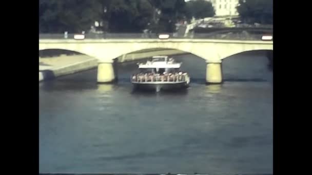 Parigi France May 1970 70年代在法国河流中的渡船 — 图库视频影像