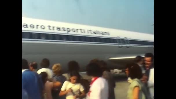 Parigi Γαλλία Μάιος 1970 Τουρίστες Επιβιβάζονται Αεροπλάνα Δεκαετία Του — Αρχείο Βίντεο