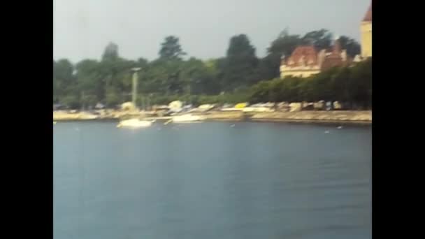 1970年5月フランスのパリ1970年代のボートや庭園を持つ入り江 — ストック動画