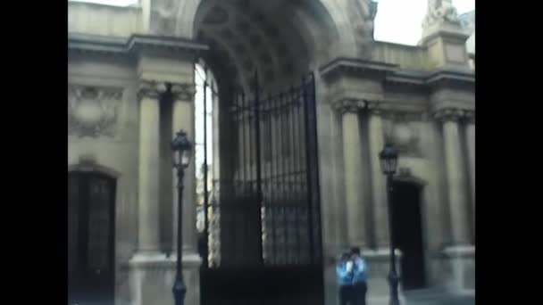 1970年5月フランスのパリ70年代の入り口の警備員と共にフランスの王宮は — ストック動画
