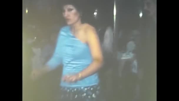 イタリアのパレルモ1970年12月 70年代にレストランで夫婦で踊る — ストック動画