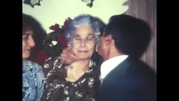 1970年12月 意大利帕勒莫 70年代 新郎和新娘合照 亲吻客人 — 图库视频影像