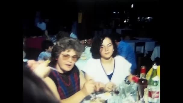 Παλέρμο Ιταλία Μάιος 1980 Άνθρωποι Τρώνε Και Συνομιλούν Για Γιορτάσουν — Αρχείο Βίντεο