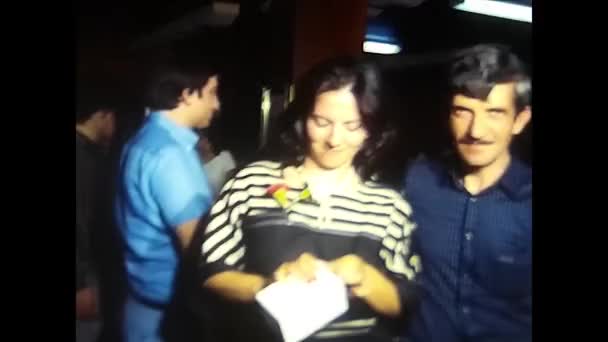 1980年5月イタリア パレルモ 1980年代のあるレストランでの昼食会で 若い女の子の最初のコミュニケーションを祝うために人々は食べたり話したりします — ストック動画