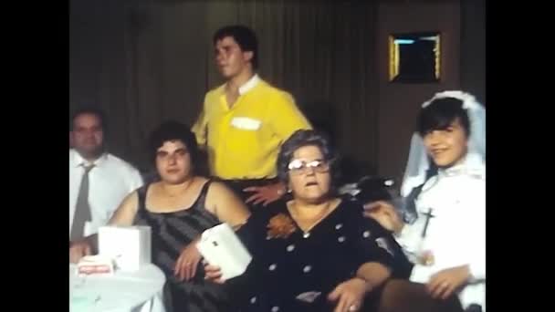 Palermo Italia 1980 Oamenii Mănâncă Vorbesc Pentru Sărbători Prima Împărtășanie — Videoclip de stoc