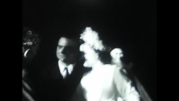 1940年12月 意大利帕勒莫 20世纪40年代 这对夫妇以黑白相间的方式迎接来宾并离开了教堂 — 图库视频影像