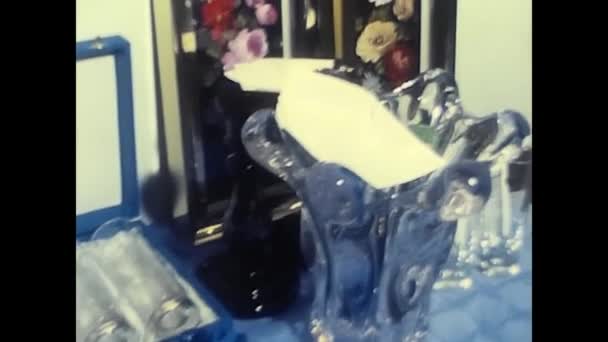 イタリアメッシーナ1980年12月 80年代にテーブルの上に置かれた結婚祝い — ストック動画