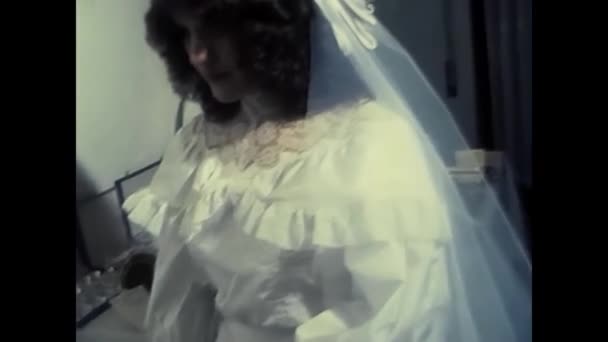 意大利梅西纳 1980年12月 80年代的新娘在家里炫耀她的结婚礼物 — 图库视频影像