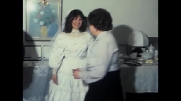 Messina Italy December 1980 Bride Says Goodbye Family Home 1980S — Stockvideo