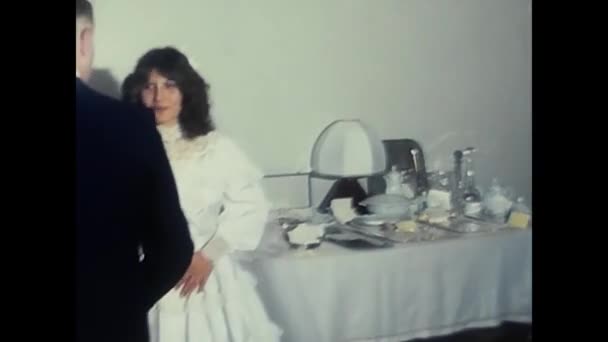 Міссіна Italy December 1980 Наречена Прощається Родиною Вдома 1980 — стокове відео