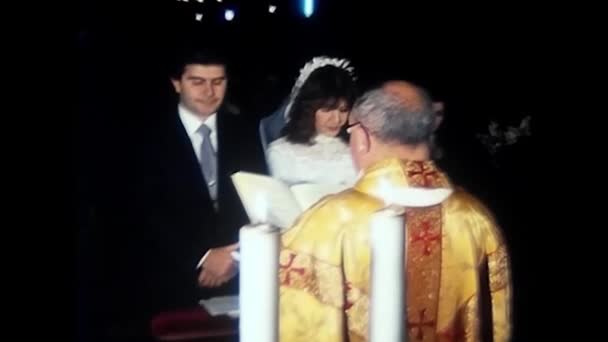 意大利梅西纳 1980年12月 20世纪80年代 一对夫妇在教堂与牧师举行婚礼 — 图库视频影像
